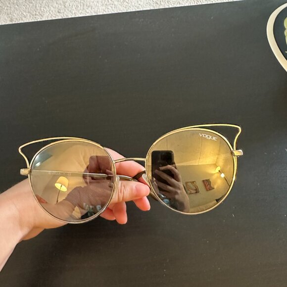 Vogue Round Gold Wire Sunglasses – Mirror Lenses, Chic & Lightweight - Picture 3 of 9